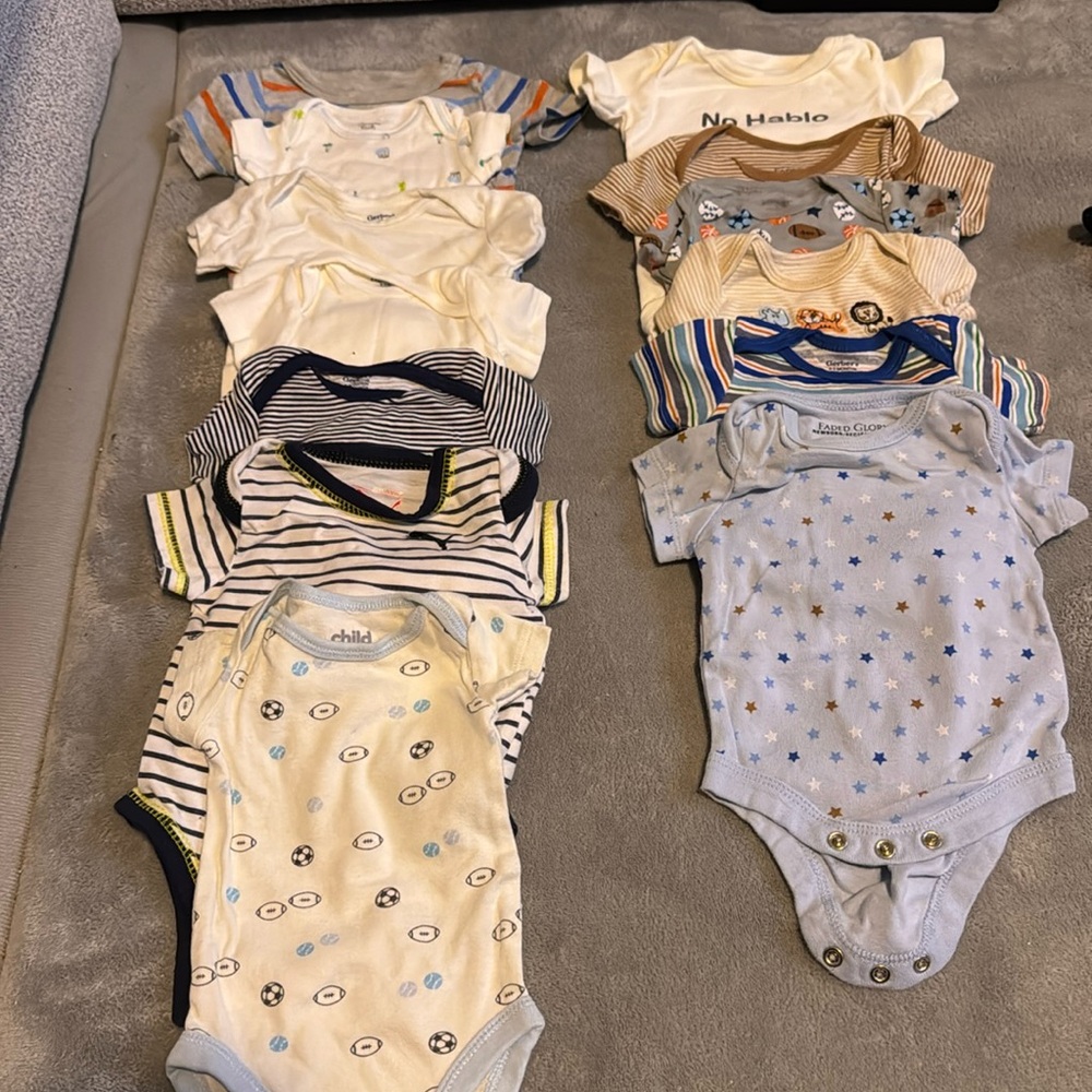 Newborn boys onesies in shortsleeve. Size NB and 0-3months. Total of 13.